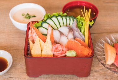 Pirinç bento kutusunda Ham taze sashimi