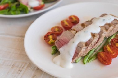 Tuna biftek salatası ile