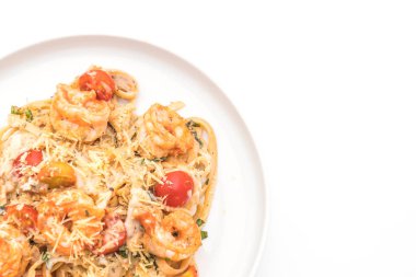 Karides ve domatesli spagetti. 