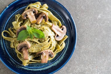 Mantarlı ıspanak fettuccine