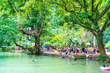 Vangvieng, Laos 13 Mayıs 2017: Turist Blue Lagoon tadını çıkarın