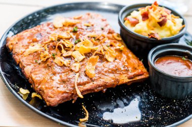 Izgara kaburga domuz barbekü sosu ile