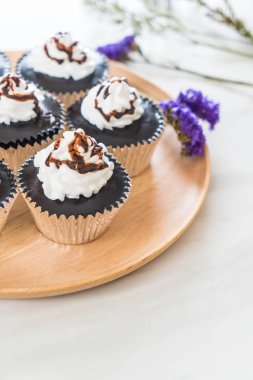 krem şanti ile çikolatalı kek