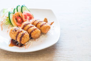 Kızarmış patates Tonkatsu sos ile