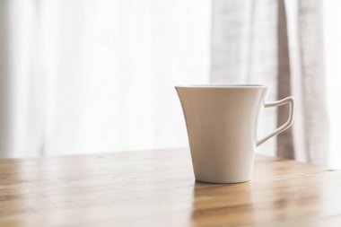 Masanın üzerinde bir kahve fincanı.