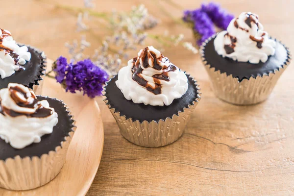 krem şanti ile çikolatalı kek