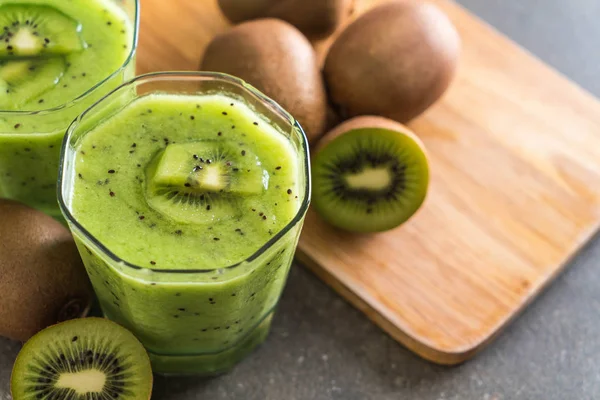 Frullato di kiwi fresco sano in vetro — Foto Stock