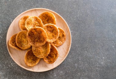 kurutulmuş rendelenmiş domuz etinin pirinç kraker