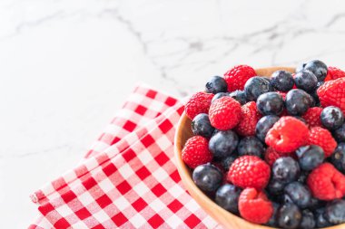 taze yaban mersini ve rasberry 