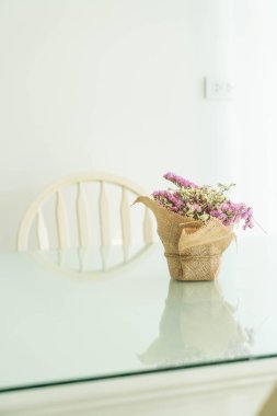 çiçekler buket dekorasyon masada