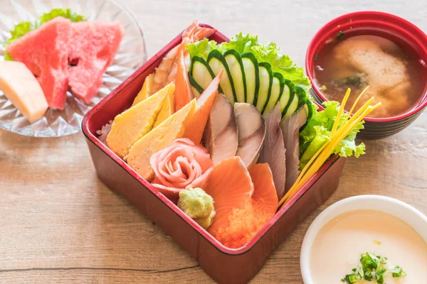 Pirinç bento kutusunda Ham taze sashimi