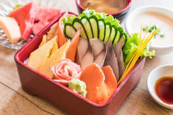 Pirinç bento kutusunda Ham taze sashimi