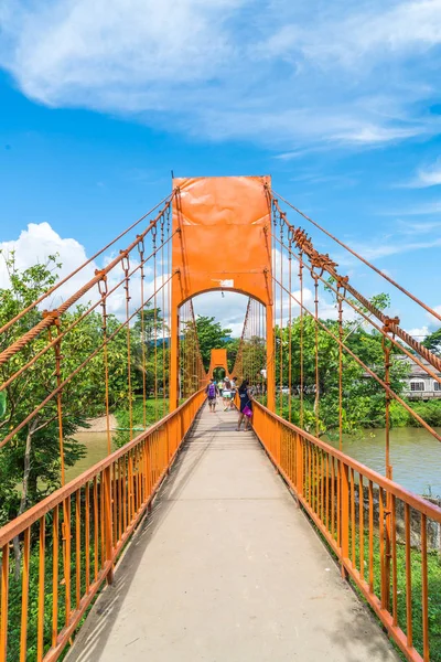 Vang Vieng, Laos. 12 Mayıs 2017: Turuncu renk köprü Jung Mağarası