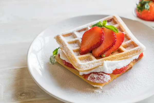 ahşap üzerine çilek ile waffle