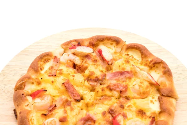 Beyaz arka plan üzerinde izole pizza hawaiian deniz ürünleri 