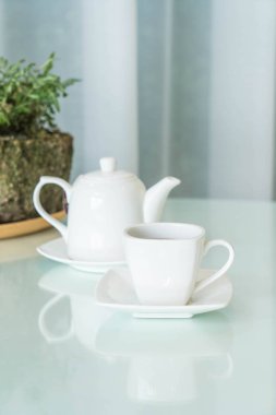 Çay fincanı masanın üstünde.