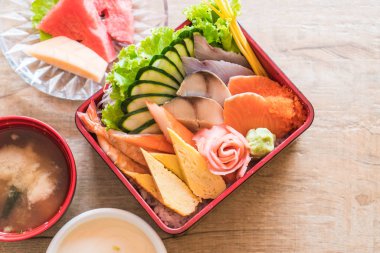 Pirinç bento kutusunda Ham taze sashimi