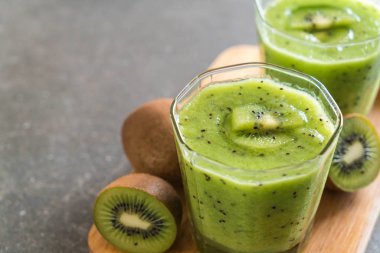 Sağlıklı taze kivi smoothie cam