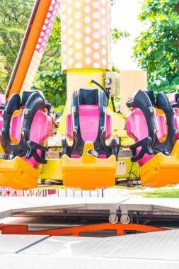 Renkli lunapark treni koltuk eğlence parkı 