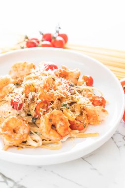 Spagetti karides, domates, fesleğen ve peynir ile 