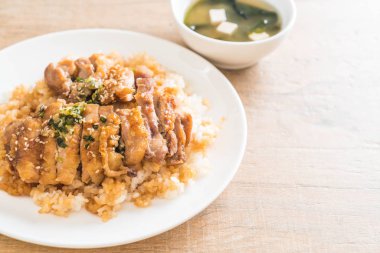 Teriyaki tavuk miso çorbası ile tepesinde pirinç