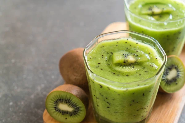 Healthy fresh kiwi smoothie in glass — Stock Photo, Image