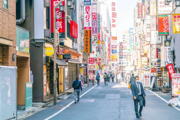 Tokyo, Japonya - 2016 Kasım 17: Shinjuku Tokyo'nın busine biridir