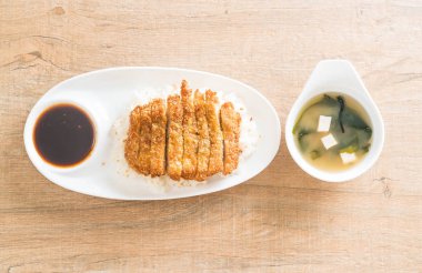 tepesinde pirinç (tonkatsu) ile miso çorbası kızarmış domuz eti