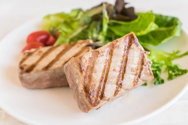 Filete de atún con ensalada —  Fotos de Stock