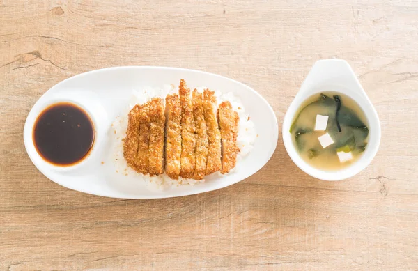 tepesinde pirinç (tonkatsu) ile miso çorbası kızarmış domuz eti