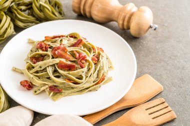 ıspanak fettuccini makarna pastırma ile