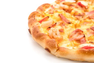 Beyaz arka plan üzerinde izole hawaiian deniz ürünleri pizza 