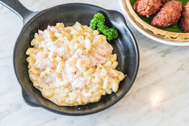 jambon ve peynirli makarna