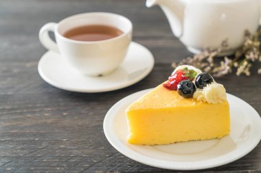 peynirli kek çilek ve yaban mersini