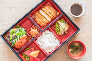 Kızarmış pirzola domuz bento koymak