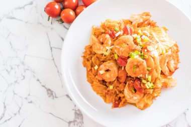 Kore baharatlı sos ve karides kızarmış pilav