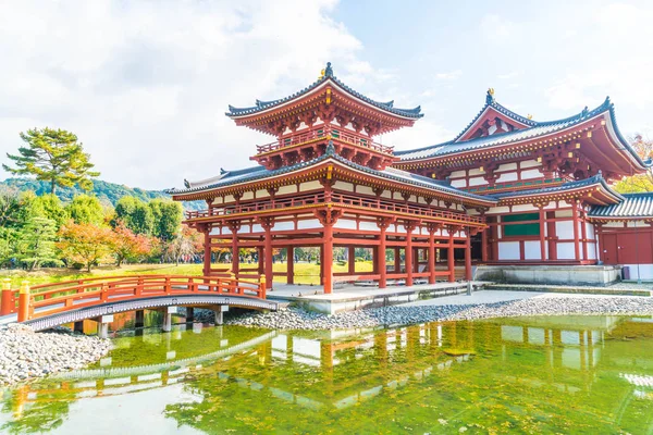 Güzel mimari Byodo içinde Kyoto tapınakta.
