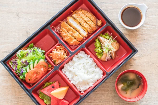 Kızarmış pirzola domuz bento koymak