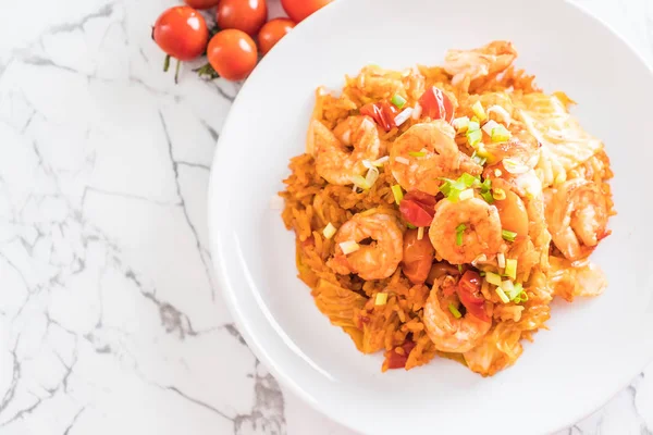 Kore baharatlı sos ve karides kızarmış pilav