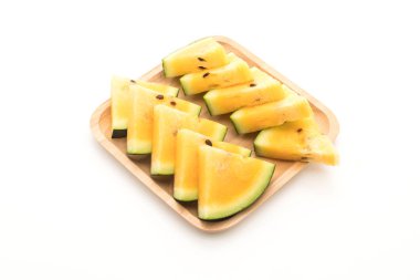 beyaz üzerine taze sarı karpuz 