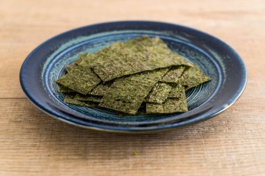 plaka üzerinde kurutulmuş yosun