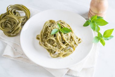 ıspanak fettuccine plaka üzerinde