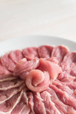 ahşap üzerine taze dilimlenmiş domuz