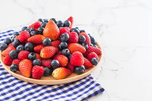 taze yaban mersini, çilek ve rasberry 