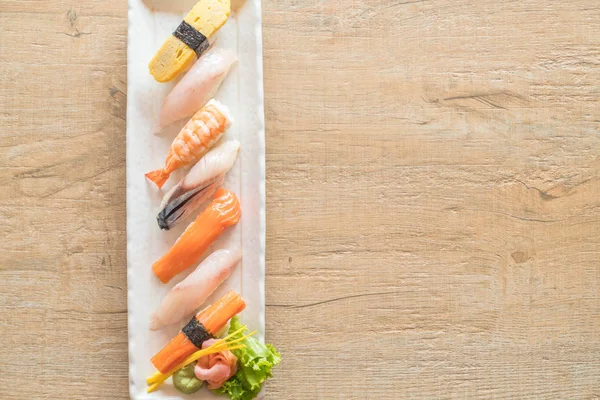 Ham ve taze nigiri suşi beyaz plaka 