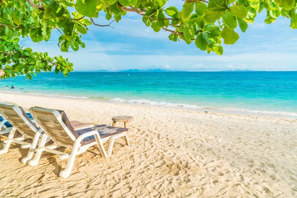 Güzel lüks şemsiye ve plaj sandalye