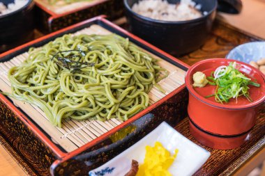 Tabak içinde Japon Cha Soba (yeşil çay Soba) 