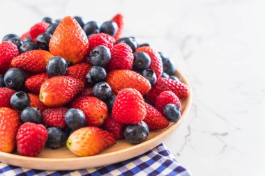 taze yaban mersini, çilek ve rasberry 