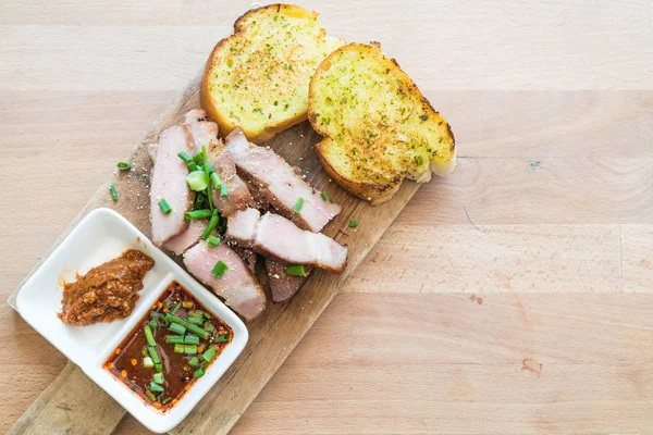 sarımsaklı ekmek ile kömür haşlanmış domuz eti boyun