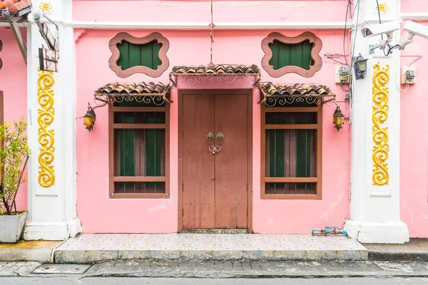 Японсько-португальський архітектури старовинні будівлі в місті Пхукет Таун. — стокове фото